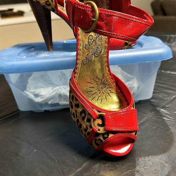 Naughty Monkey Women's Chutes and Ladders 2 Open Toe Pump - Picture 2 of 10